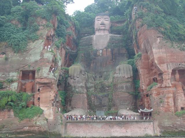樂(lè)山大佛為何以屹立千年？又為何既不雙手合十也不打坐呢？